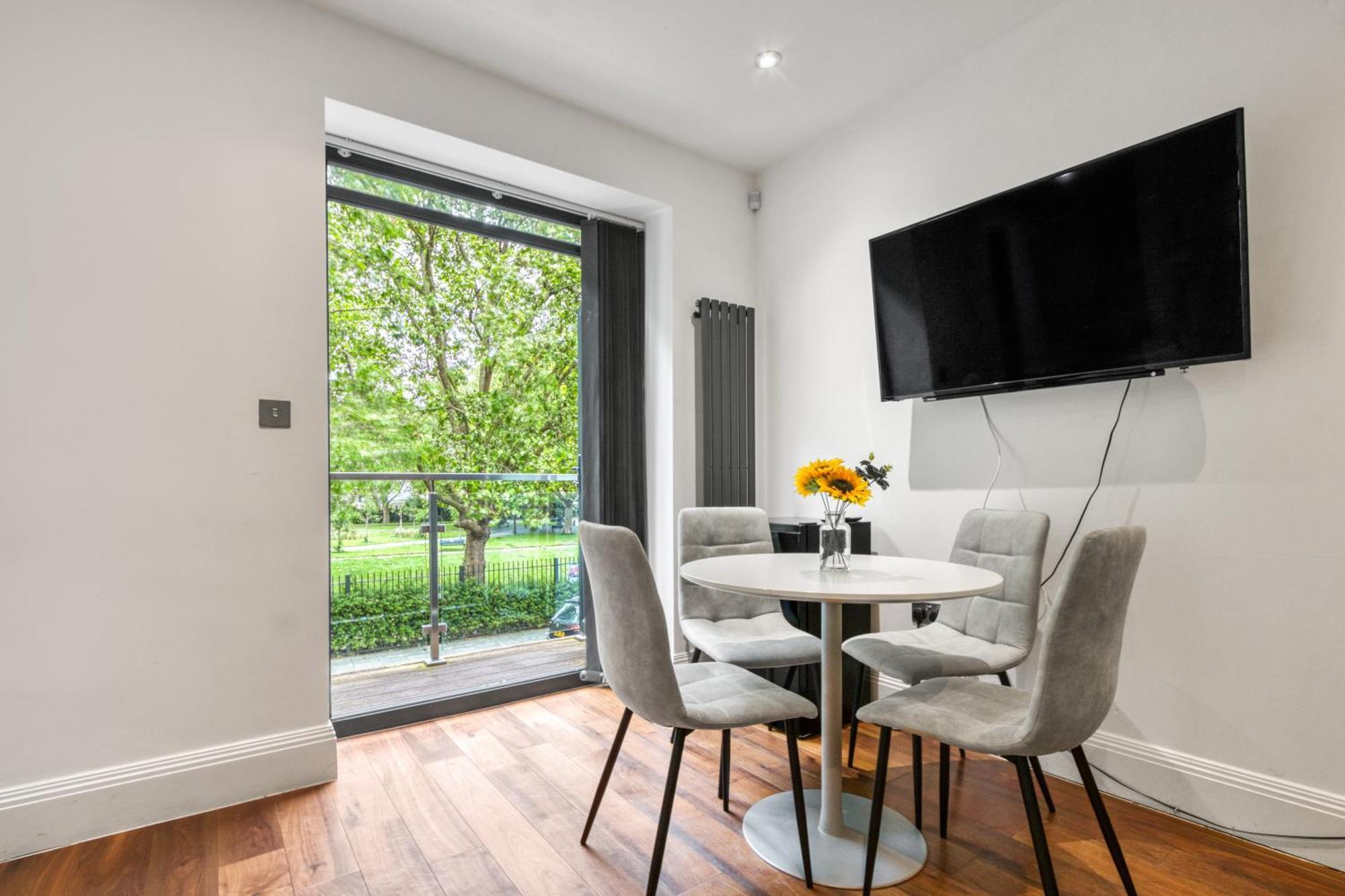 ロンドン 2 Bed 2 Bath Balcony View Wimbledon Tennisヴィラ エクステリア 写真